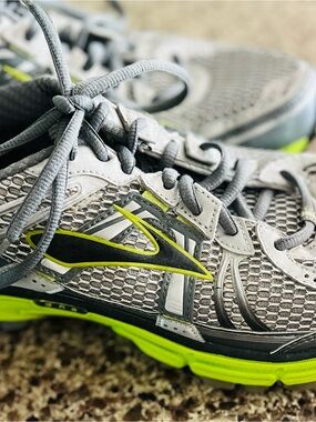 Brooks Size 9.5 Gray and Neon Green Running Sneakers